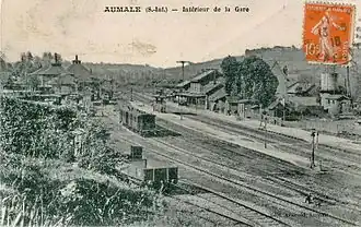 Au premier plan, les voies de la ligne à voie métrique et, au second plan, les voies de la ligne de Paris au Tréport.