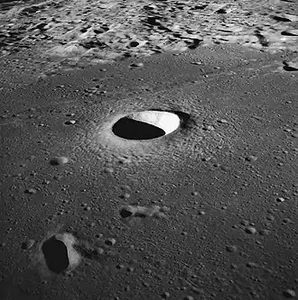 Photo noir et blanc d'un cratère sur la Lune.