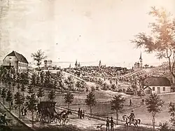 Dessin en noir et blanc d'un paysage arboré où déambulent de nombreux promeneurs, avec une bourgade formée de nombreuses maisons en arrière-plan.