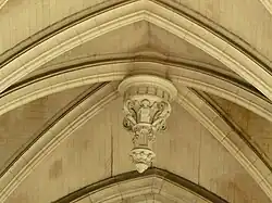 Une clé de voûte pendante de l'église.