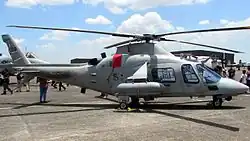 Un AW109 du 15th Strike Wing de la force aérienne philippine armé d'une nacelle de mitrailleuse de calibre 12;7mm/lance-roquettes FN Herstal en 2016.