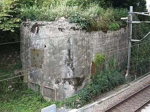La casemate C4 bat la voie ferrée venant du sud. Embrasure du haut : canon antichar de 9&nbsp;cm, embrasures du bas : mitrailleuse et fusil-mitrailleur/observatoire.