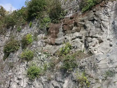 Détail de l’extérieur du camouflage rocher de la casemate 6.