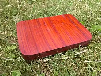 Description de l'image A --bonsai-- stand made from African Padauk wood 2013-06-02 13-19.jpg.