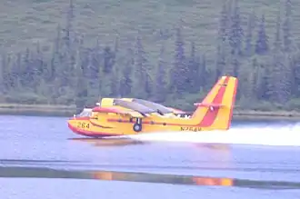 CL-215 sur le point de quitter la surface de l'eau