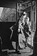 A Day in the Life of a Wartime Housewife - Everyday Life in London, England, 1941. Madame Day est aidée par une conductrice dans le bus qui va l'emmener au travail.
