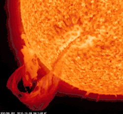 Éjection de masse coronale, par le GSFC de la NASA et l'ESA (2010)
