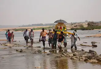 Procession rituelle de Venkateshvara (Vishnou) sur le fleuve Godavari à Venkatreddypeta, dans le district de Khammam.