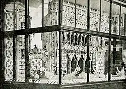 Photographie de vitrine.