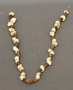 La bijouterie fait partie de l'artisanat d'art dont on retrouve communément les artefacts, notamment à partir du Néolithique supérieur. Bestansur, Irak, -9800 à -9500.