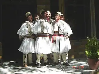 Chanteurs traditionnels de Skrapar (Albanie) en fustanelle.