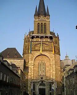 Cathédrale d'Aix-la-Chapelle avec voûte occidentale carolingienne (partie inférieure) vers 800 – la plus ancienne voûte occidentale conservée.