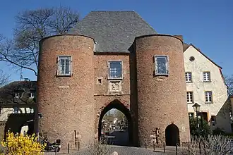 La « Porte d'Aix-la-Chapelle&nbsp;(de) » à Bergheim est le symbole de l'arrondissement Rhin-Erft.