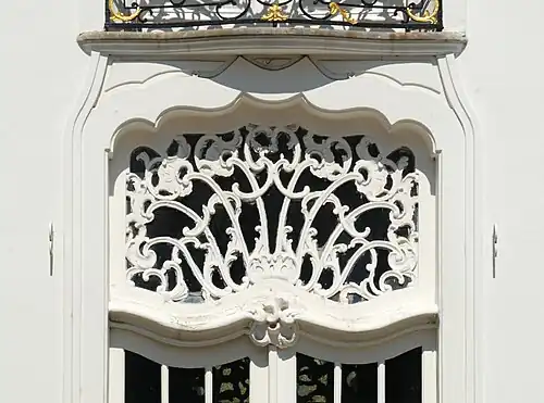 Fenêtre d'imposte de la porte d'entrée.