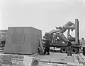 La statue non encore hissée sur le socle le 5 mai 1953