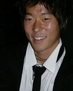 Aaron Yoo interprète Russell Kwon.