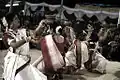 Femmes coiffées de gajra, exécutant l'Aarati lors d'une célébration bengalie des Navaratri à Bangalore.