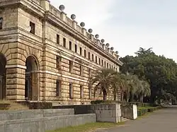Ancien bâtiment administratif abandonné à Soukhoumi.