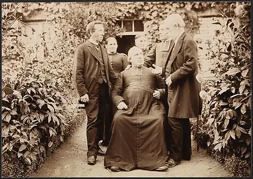 L'abbé Cochet dans un jardin