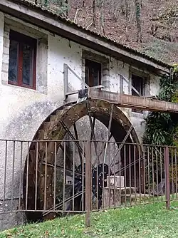 La roue du moulin restaurée.