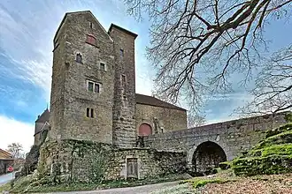 Entrée et donjon du château.