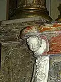 Tête d'angelot à gauche de l'autel.