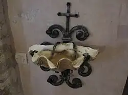 Bénitier coquille Saint-Jacques.