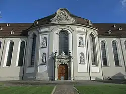 Entrée principale sur la rotonde néo-classique.