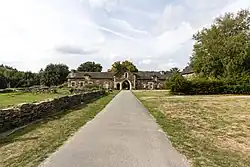 Abbaye Notre-Dame de Bon-Repos : le porche d'entrée vu depuis l'extérieur de l'abbaye.