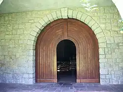 Portail d'accès à l'église par le cloître.