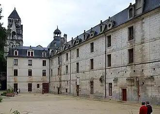Cour intérieure bâtiments conventuels, abritant aujourd'hui le Musée Fernand-Desmoulin et des salles d'exposition.