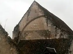 Photo en couleurs du pignon d'une ancienne église.