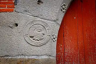 Détail du porche - côté gauche.