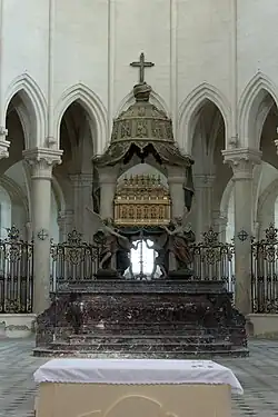 Dais du tombeau de St Edmé