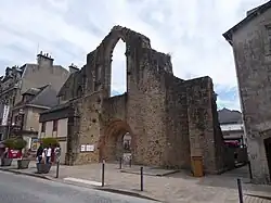 Photographie d'une façade d'église en ruine