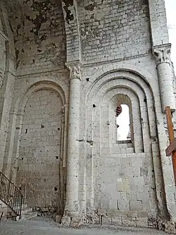 Élèvation des deux travées droites du chœur.