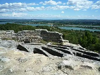 Nécropole de l'abbaye et point de vue sur la vallée du Rhône.