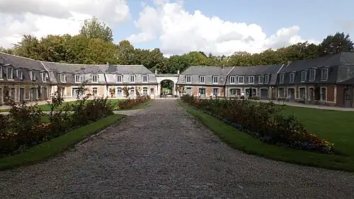 Entrée de l'abbaye et cour d'honneur.