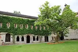 La salle capitulaire surmontée du dortoir des moines.