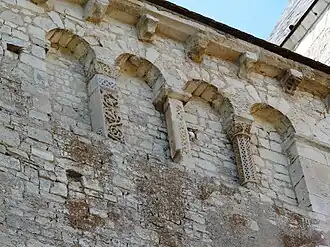 Détails des colonnettes et modillons du chevet.