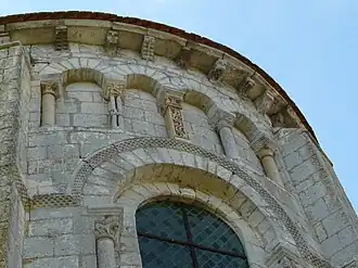 Arcatures aveugles et larges fenêtres du chœur.