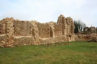 Le mur nord du cloître et des contreforts de l'église abbatiale.