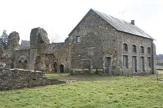 Le mur sud du cloître et le bâtiment d'accueil.