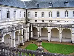 Le cloître.