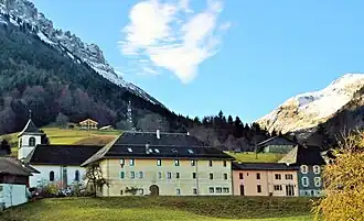 Abbaye et église (à droite, la "galerie Miléna").