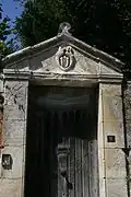 Le blason est sculpté au-dessus d'une des anciennes porte de l'Abbaye de Villeloin à Villeloin-Coulangé.