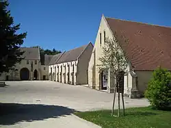 La basse-cour avec, au centre, les écuries.