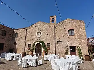 Chapelle de l'abbaye et tables de réception.
