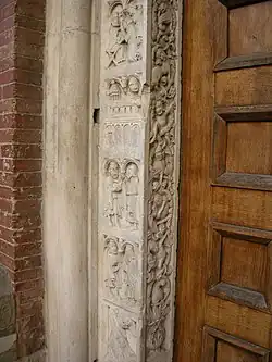 Chambranle sculpté en style wiligelmique.