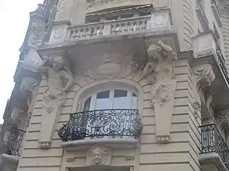 Détail de l'immeuble d'angle Abel et Daumesnil.